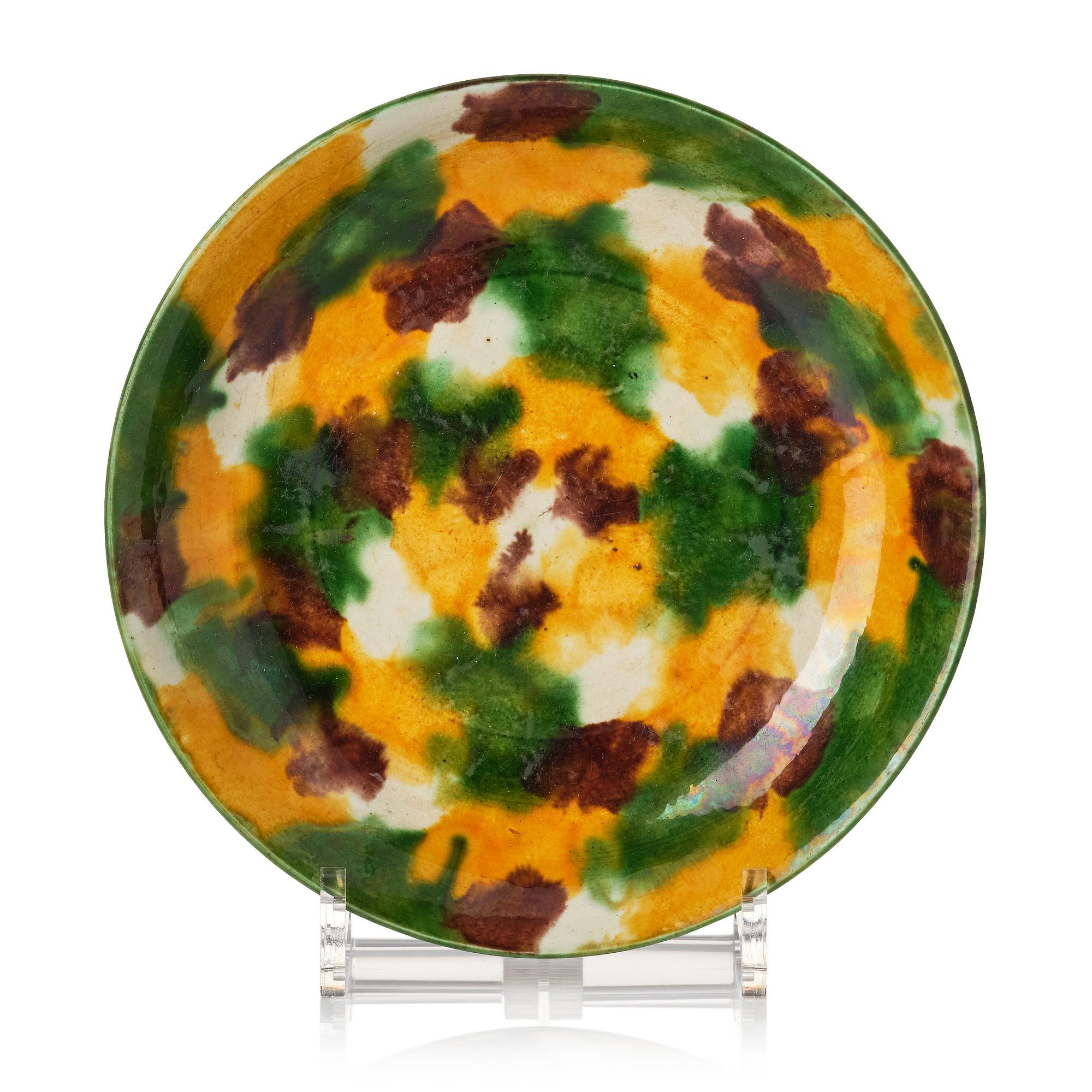 An 'egg and spinach' glazed dish, Qing dynasty, Kangxi (1662-1722).
