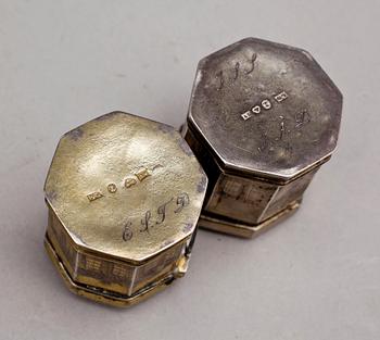 LUKTDOSOR, ett par, silver, Adrian Lilja, Karlskrona, bla 1869. Tot vikt ca 53g.