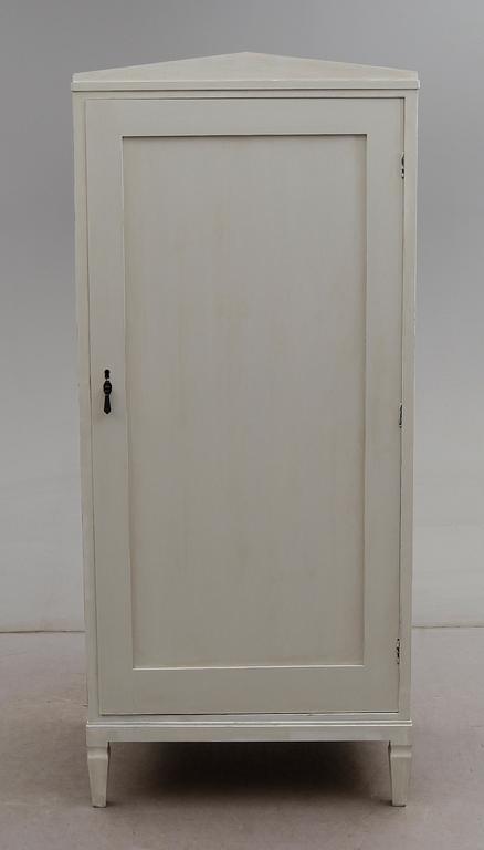 KLÄDSKÅP, 1900-talets första hälft.