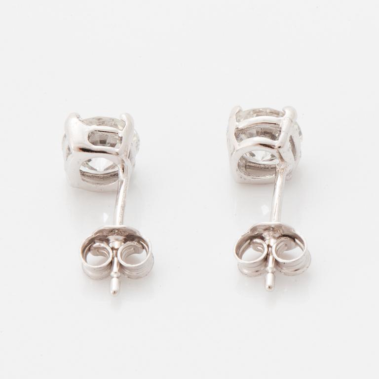 Örhängen med briljantslipade diamanter.