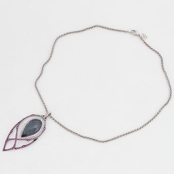 A Stephen Webster "Crystal Haze" necklace.