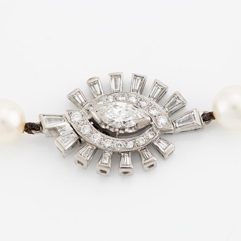 Pearl necklace, with cultured pearls, clasp 18K set with a cushion-cut diamond and baguette- and brilliant-cut diamonds.