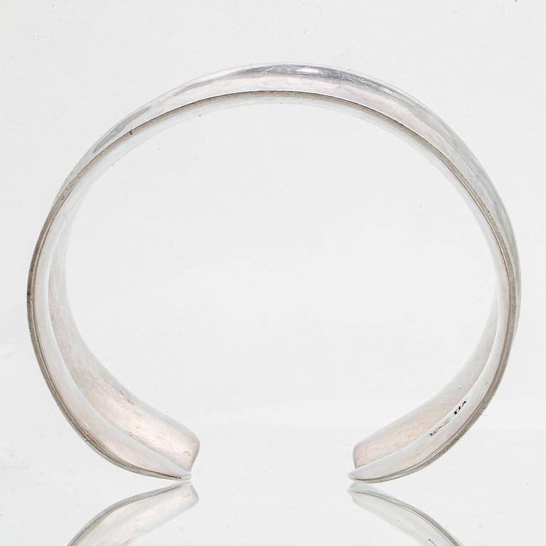 1 armring och 3 ringar, silver, ametist, aventurin och röd sten.