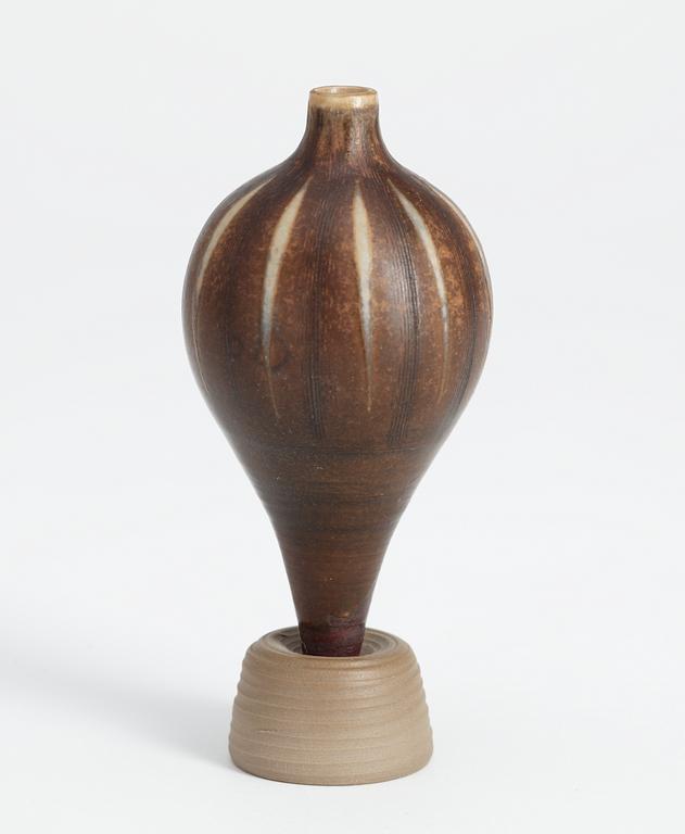 A Wilhelm Kåge 'Farsta terra spirea' vase, Gustavsberg studio 1950´s.