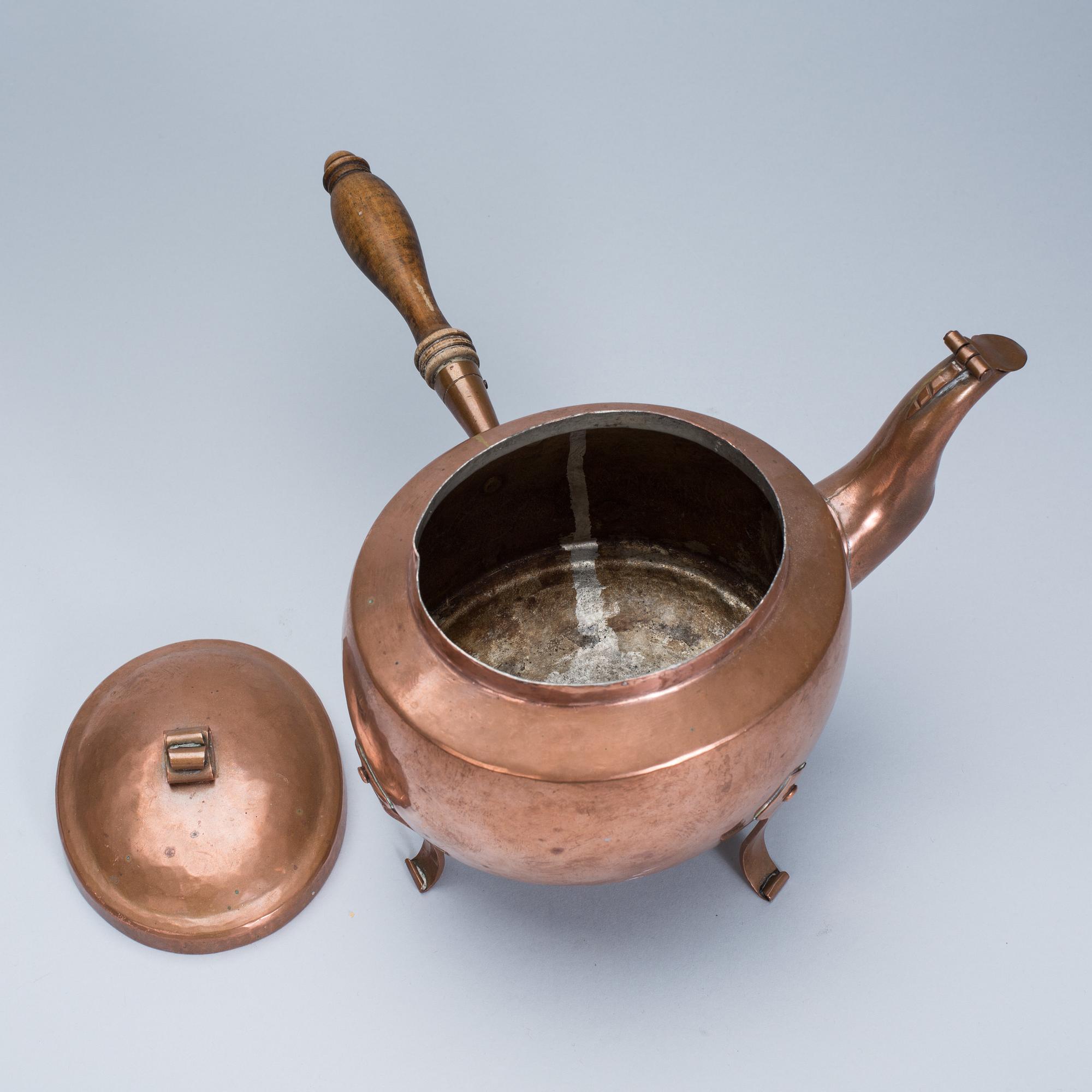 KAFFEKANNOR, 2 st, koppar, 1800-tal.