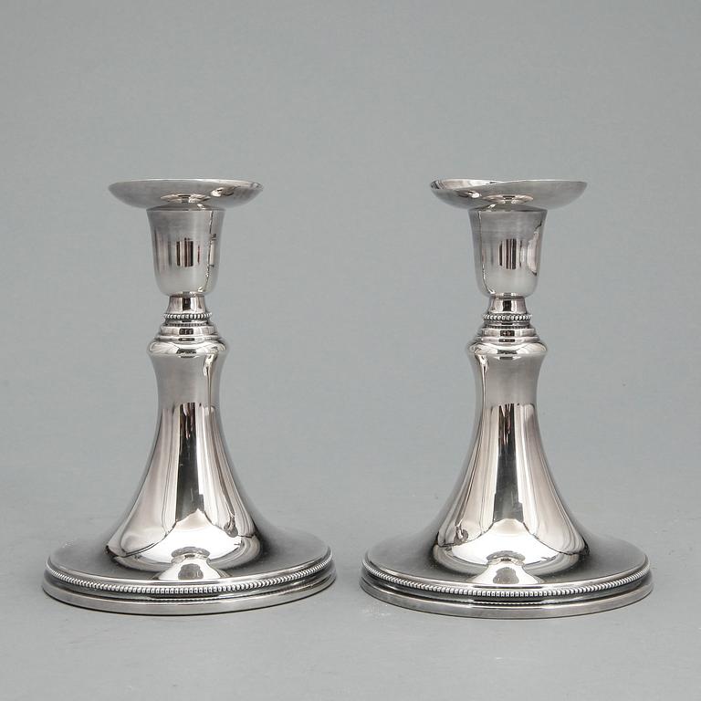 LJUSSTAKAR, ett par, silver, Eric Löfman, MGAB, Uppsala, 1956. Total vikt ca 469 g.