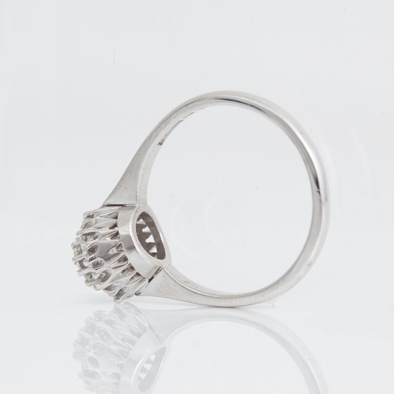 RING, 18K vitguld och briljantslipade diamanter, tot ca 0,98 ct, Åhlén & Samuelsson, Stockholm, 1966. Vikt ca 4,07 g.