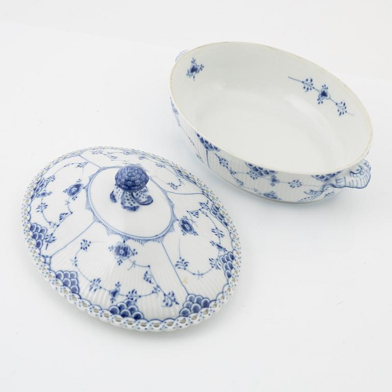 Terrin, porslin, "Musselmalet", helblonde, Royal Copenhagen, Danmark.