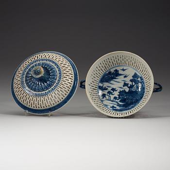 A blue and white basket with cover, Qing dynasty Jiaqing (1796-1820).