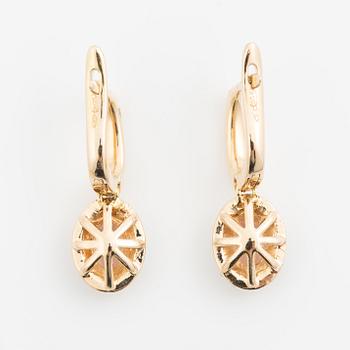 Earrings in 14K gold with oval morganites and brilliant-cut diamonds.