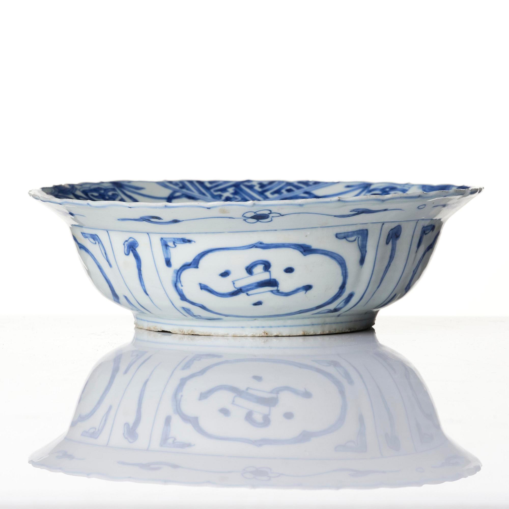 A blue and white klappmutz dish, 17th century.