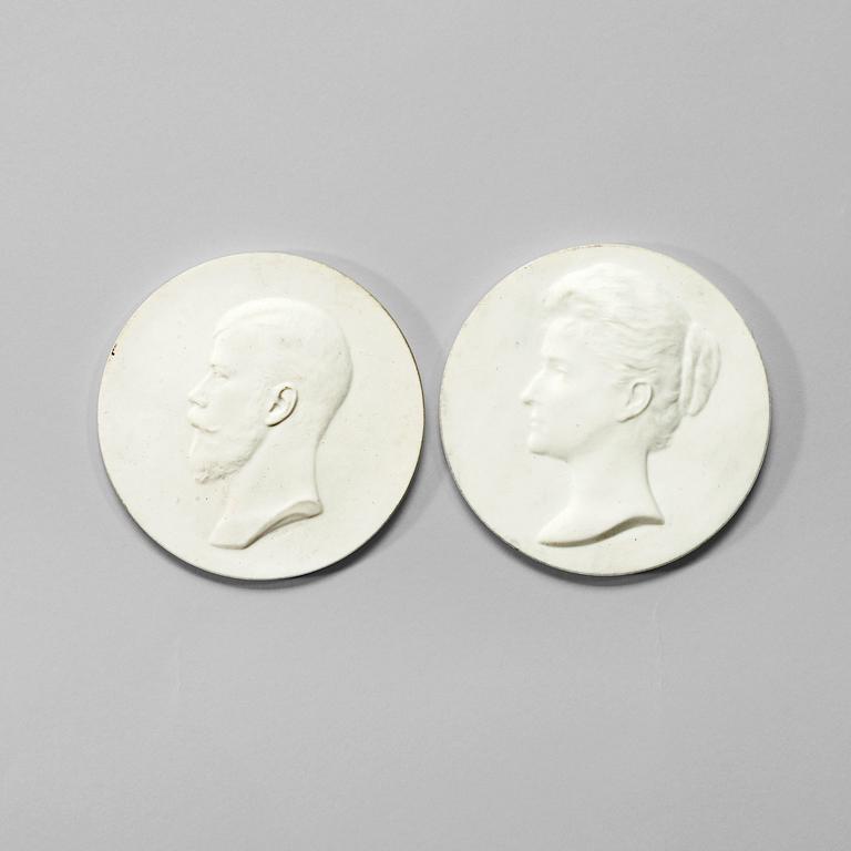 PLAKETTER, två stycken, biskvi. Kejserliga porslinsmanufakturen, period Nicolaus II, August Karlovich, Timus, 1865-1943.