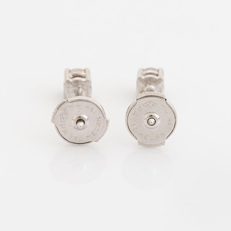 Örhängen, med briljantslipade diamanter.