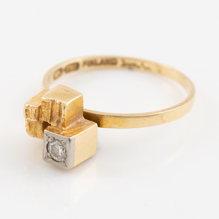 Lapponia, design Björn Weckström, ring 18K gold with brilliant-cut diamond.