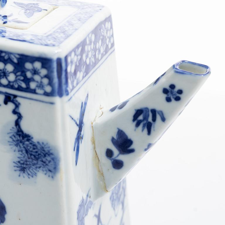 A large blue and white tea pot with cover, Qing dynasty, 19th century.