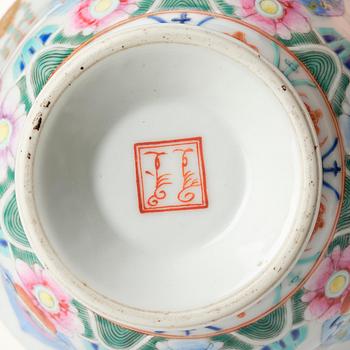 A famille rose barragon tumed vase, late Qingdynasti/Republic.