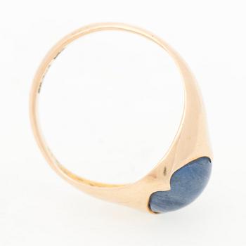 A RING, cabochon cut sapphire, 14K gold.