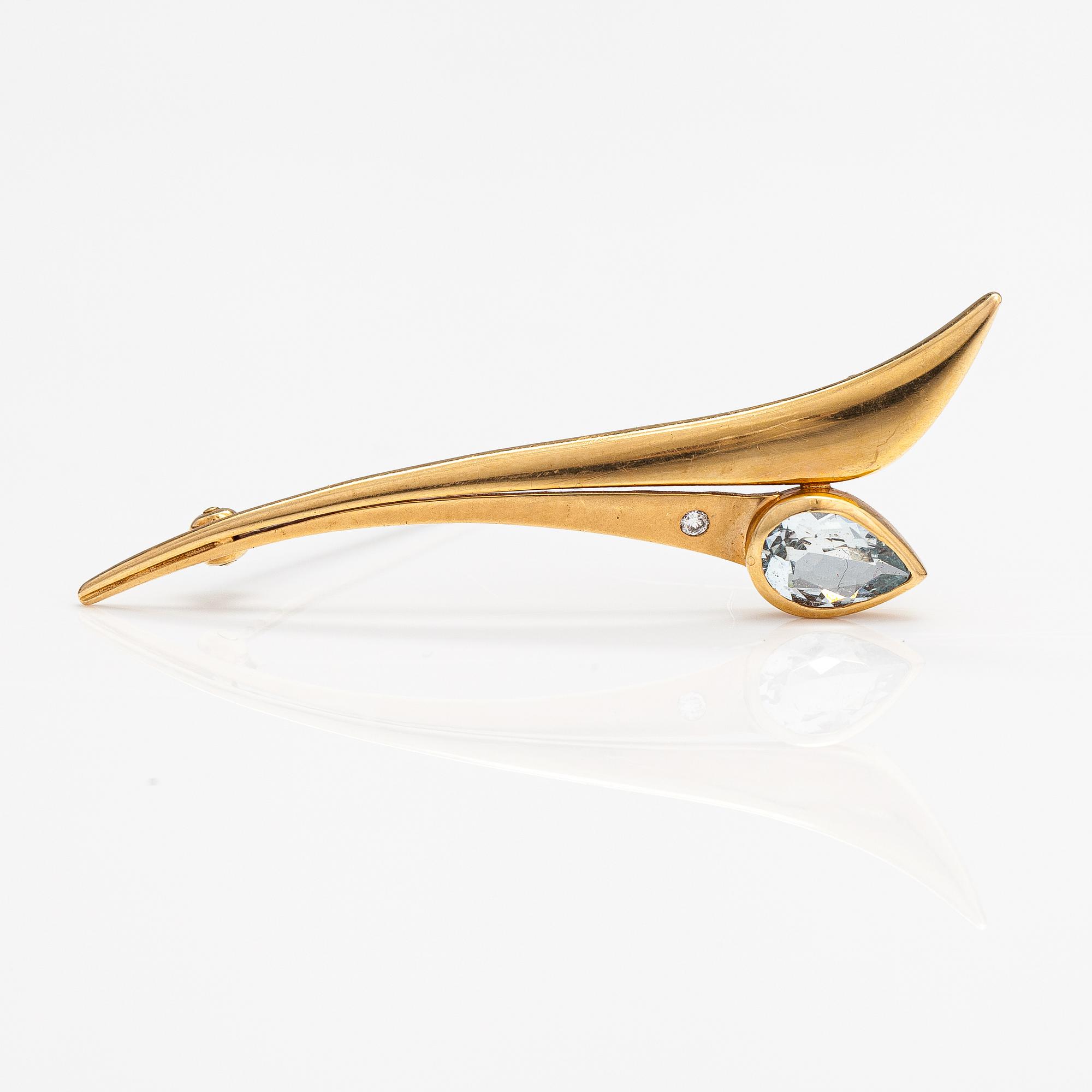 A 14K gold brooch with an aquamarine and a diamond ca. 0.02 ct.