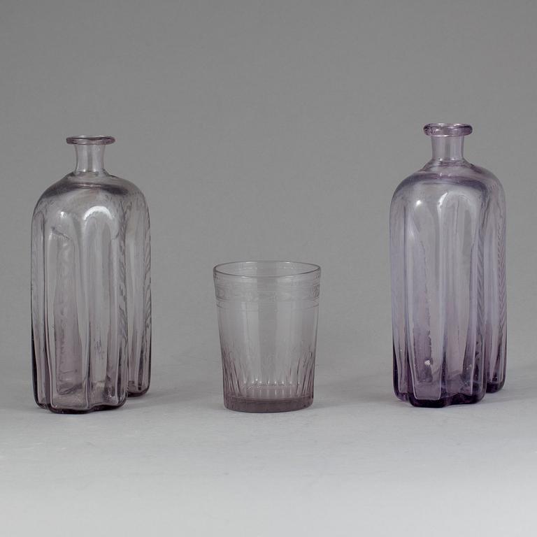 GLAS samt FLASKOR, 2 stycken, glas, 1800-tal.