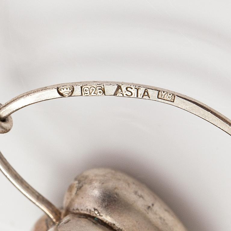 Kaulakoru, sterlinghopeaa. Asta Design, Helsinki 2000.