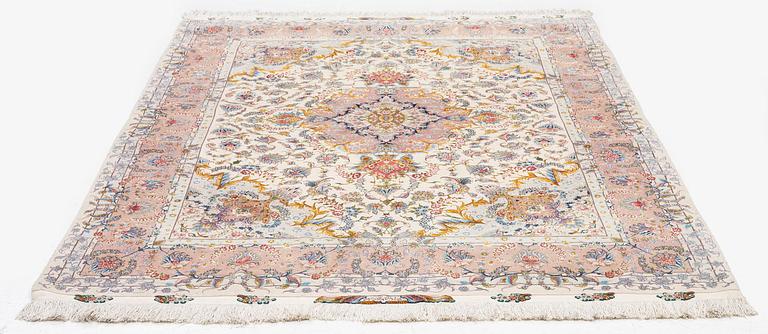 Matta, Old Täbris, Nordvästra Persien, part silk, signerad, ca 215 x 151 cm.