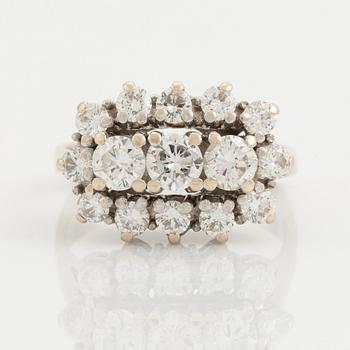 An 18K white gold ring ste with round brilliant-cut diamonds.