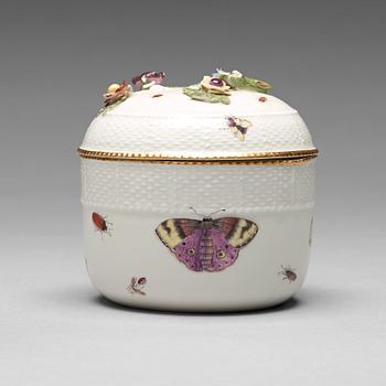 SOCKERSKÅL med LOCK, porslin. Meissen, 1740/50-tal.