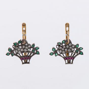 ÖRHÄNGEN, 14K guld samt silver, diamanter, smaragder samt rubiner, sovjetiska stämplar. Vikt 4,2 g.