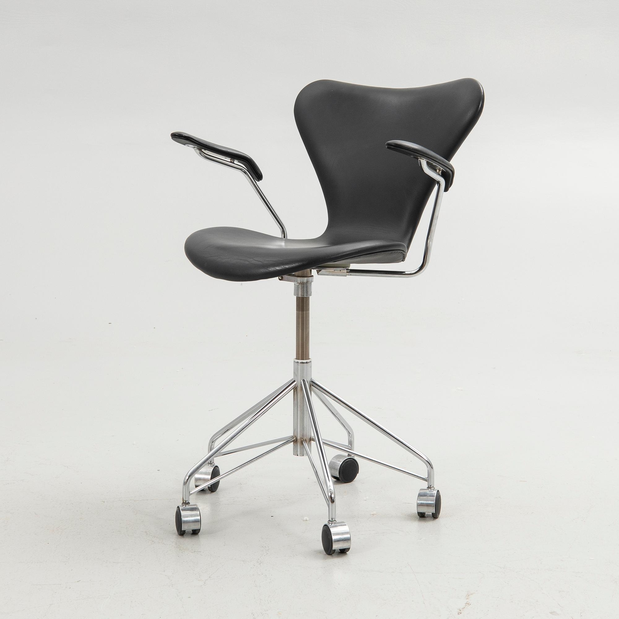 Arne Jacobsen, Office chair, "3217 Sjuan", Republic of Fritz Hansen, Denmark.