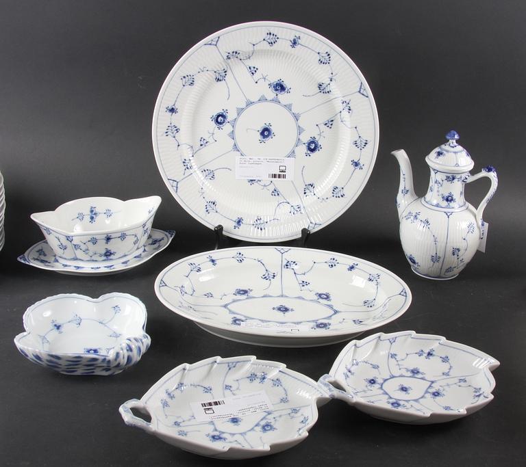 MAT-, TE- OCH KAFFESERVIS, 62 delar, porslin, "Musselmalet", Royal Copenhagen.