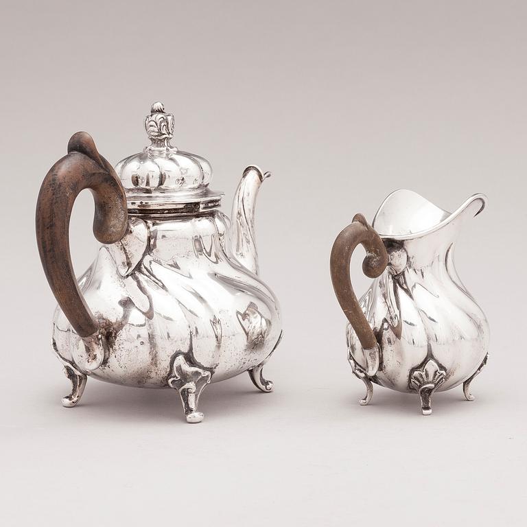 A silver teapot and milk jug with wooden handles, B. Schäfer, Dresden. Mahd. yhd 1222883.