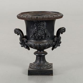 A IRON CAST GARDEN URN PROBABLY  Skoglund och Olson Gefle. Ca 1900.