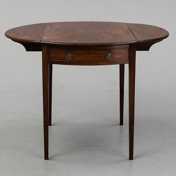 A English Pembroke table, late 19th or early 20th century.