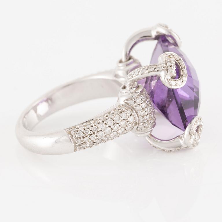 A ring by Gucci "Horsebit Cocktail" 18K white gold with an amethyst and round brilliant-cut diamonds.