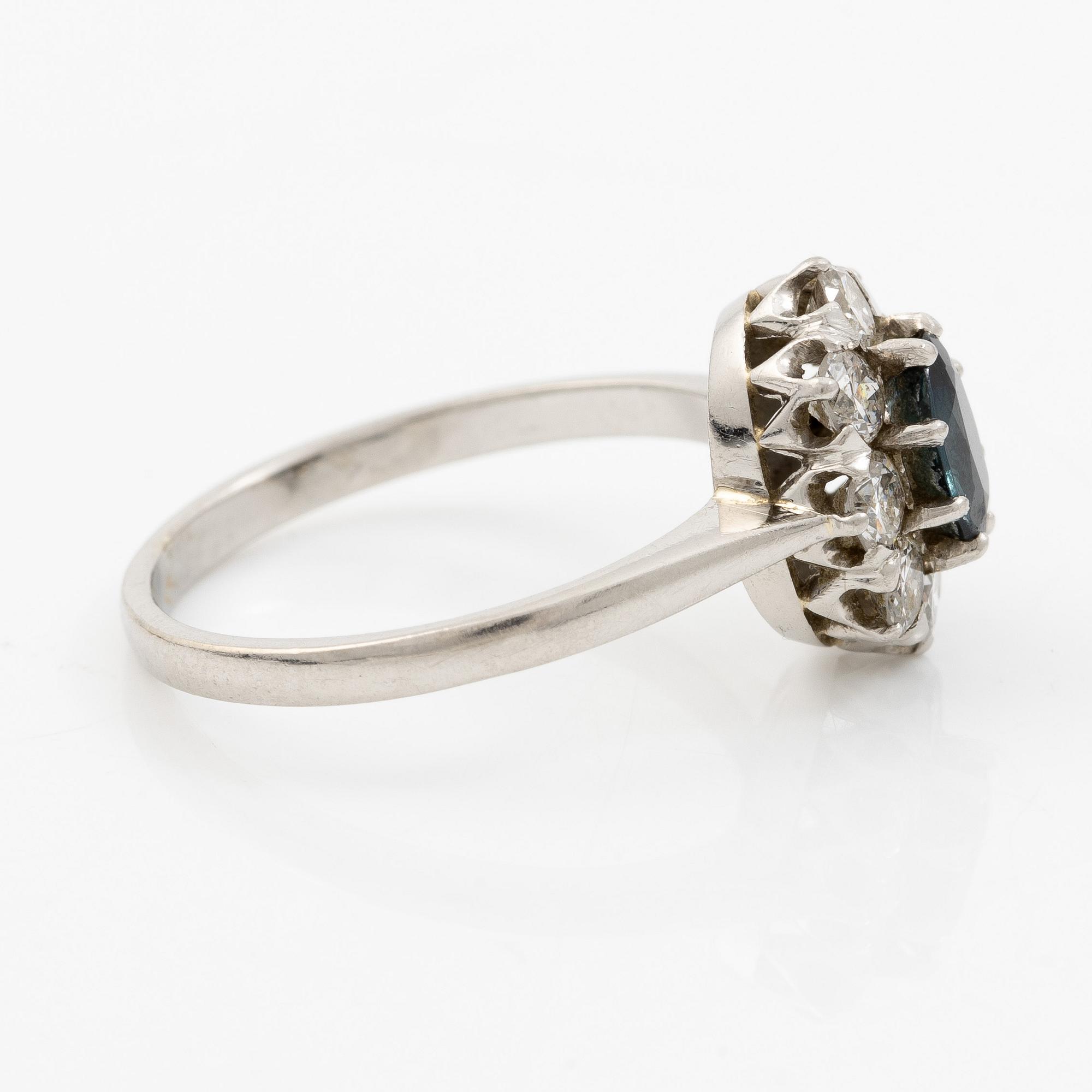Ring, carmosé, platina med safir och briljantslipade diamanter.