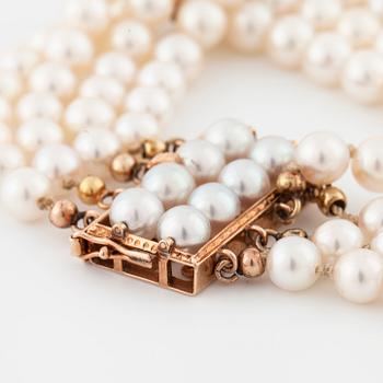 A cultured pearl bracelet.