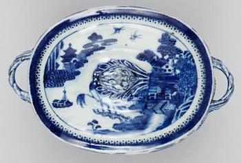 SMÖRTERRIN, porslin. Qing dynastin. Kina 1700/1800-tal.
