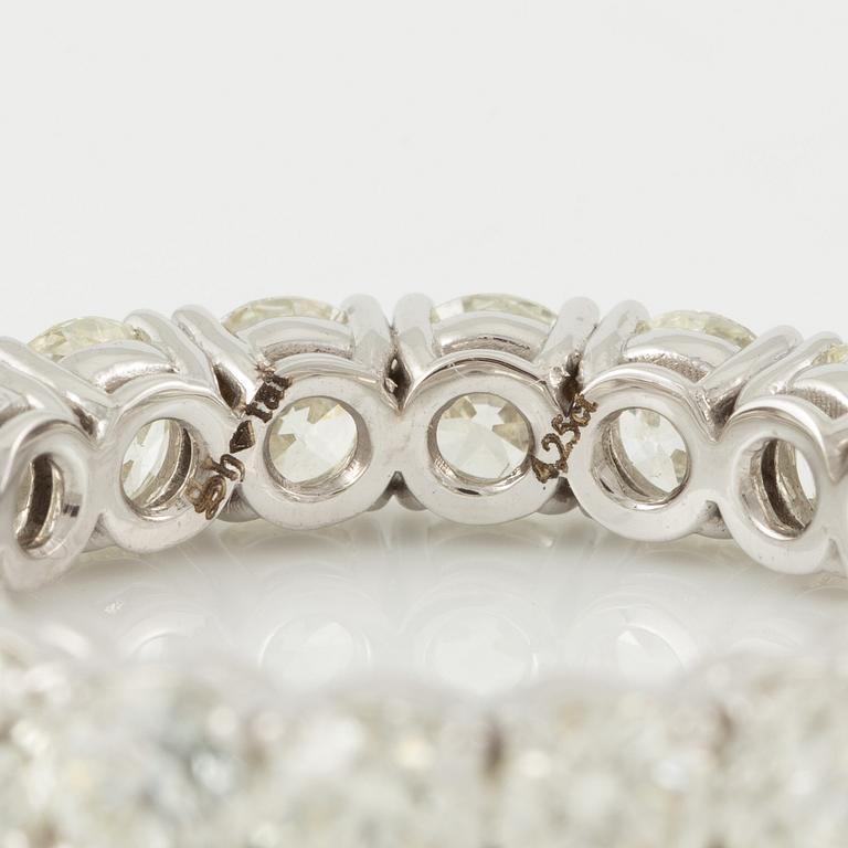 Ring, full eternity, 18K white gold set with brilliant-cut diamonds.