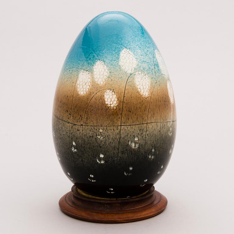HELJÄ LIUKKO-SUNDSTRÖM, A decorative porcelain egg signed Heljä Liukko-Sundström, Arabia.
