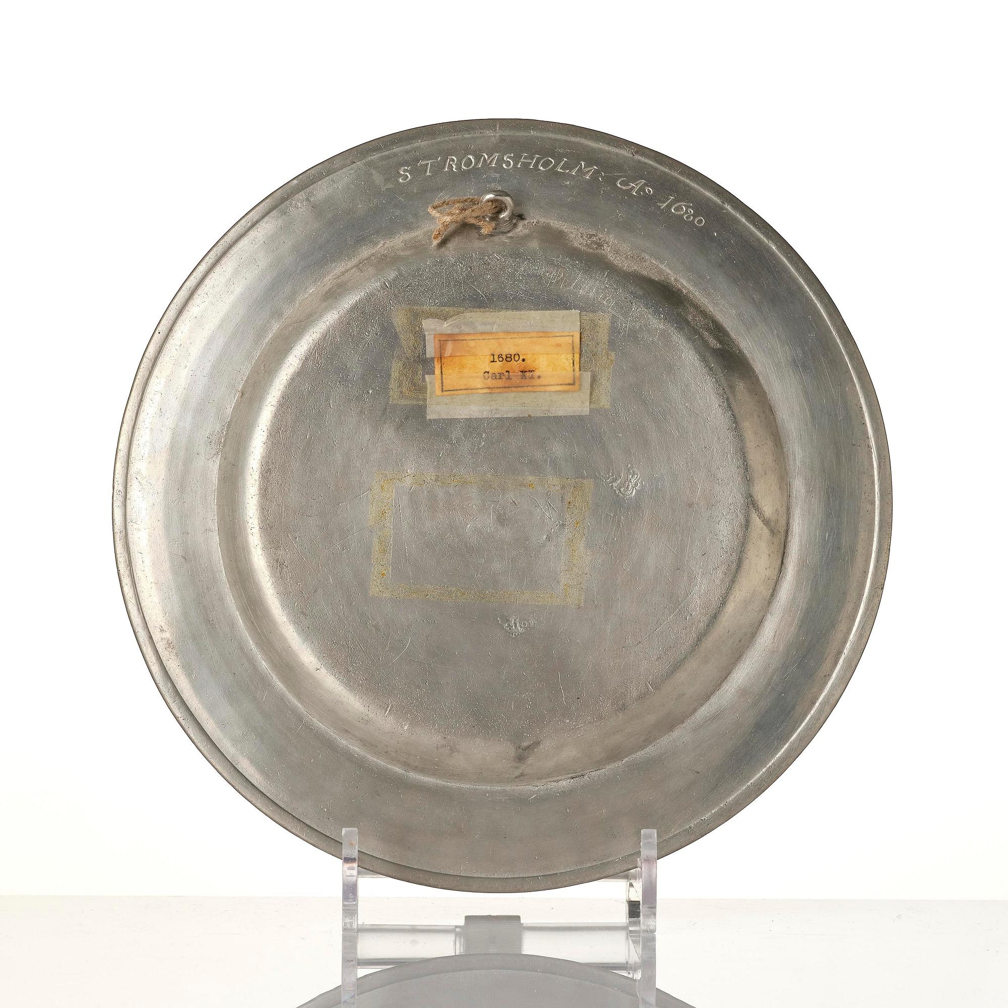 Tallrik, ur Hedvig Eleonoras Strömsholmsservis, av Nicholas Kelk (mästare i London 1638-88), daterat 1680.