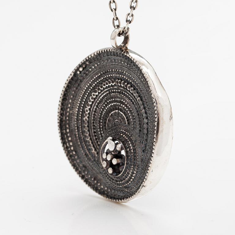 Jorma Laine, Kaulakoru "Chic", hopeaa. Turun Hopea, Turku 1973.