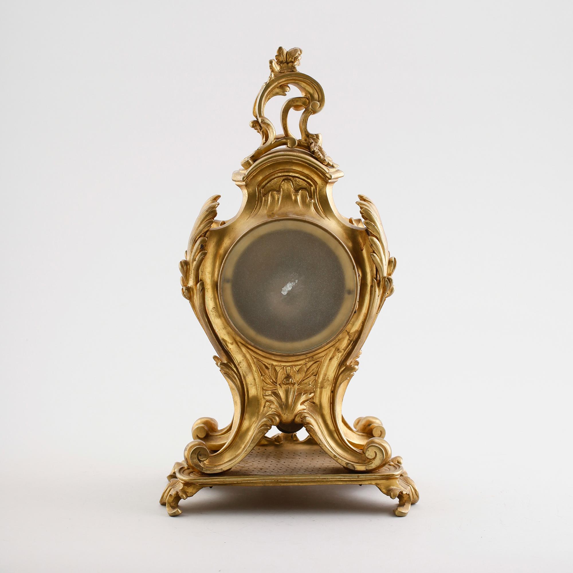 BORDSPENDYL, förgylld brons, rokokostil,  Frankrike, 1800-tal.