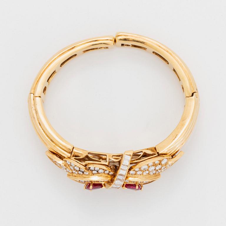 A necklace and a braclet in 18K gold set with faceted rubies.