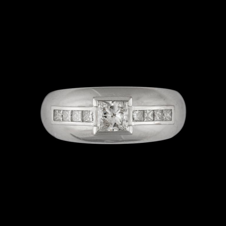 Ring med princesslipade diamanter, mittsten ca 0.67 ct. Totalt ca 1.00ct. Kvalitet ca I/SI.