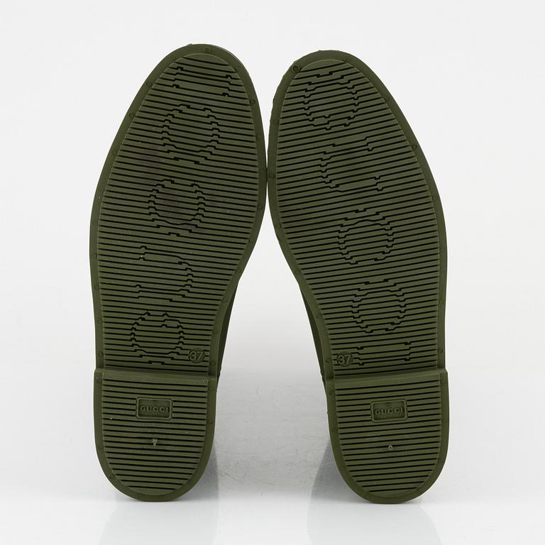 Gucci, a pair of green rubber boots, Italian size 37.