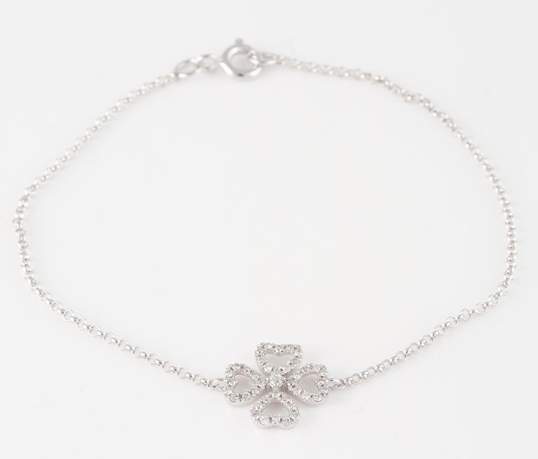 ARMBAND, 18K vitguld med briljantslipade diamanter ca 0.15 ct. Vikt 1,4 gram.