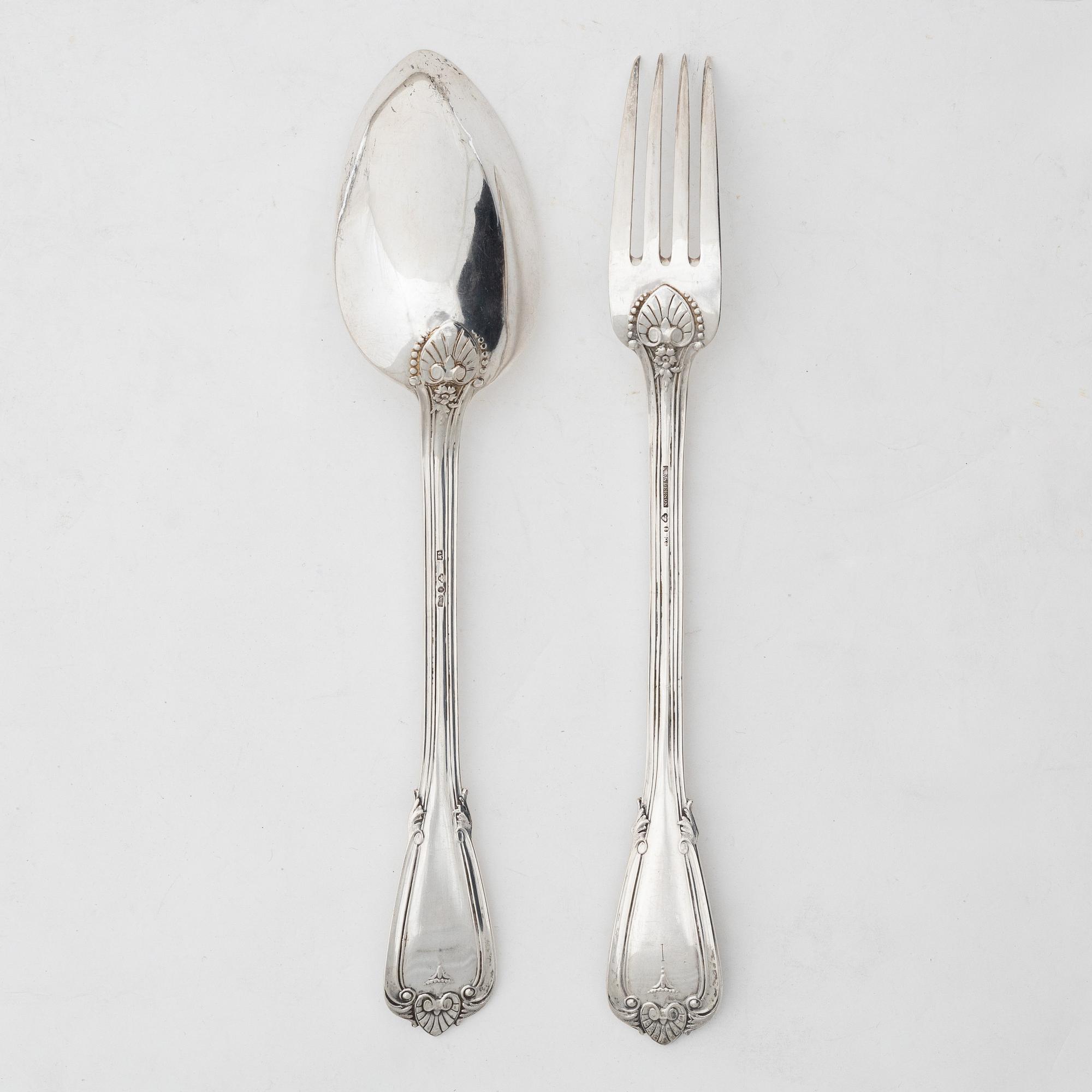 Uppläggningsbestick, ett par, silver, med adliga ätten von Kraemers vapen.