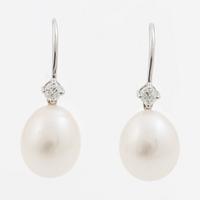 Earrings 18K white gold with cultured pearls and brilliant-cut diamonds.