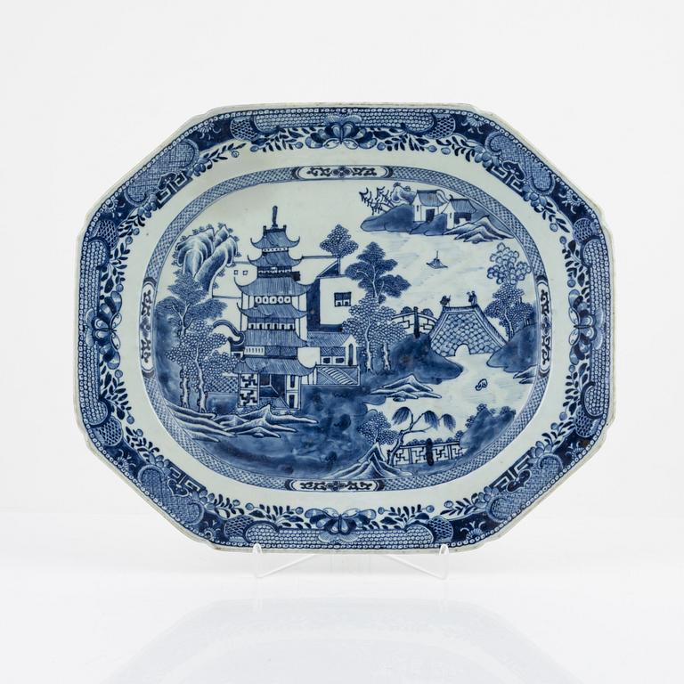 A Chinese blue and white porcelain charger, Qing dynasty, Qianlong (1736-95).