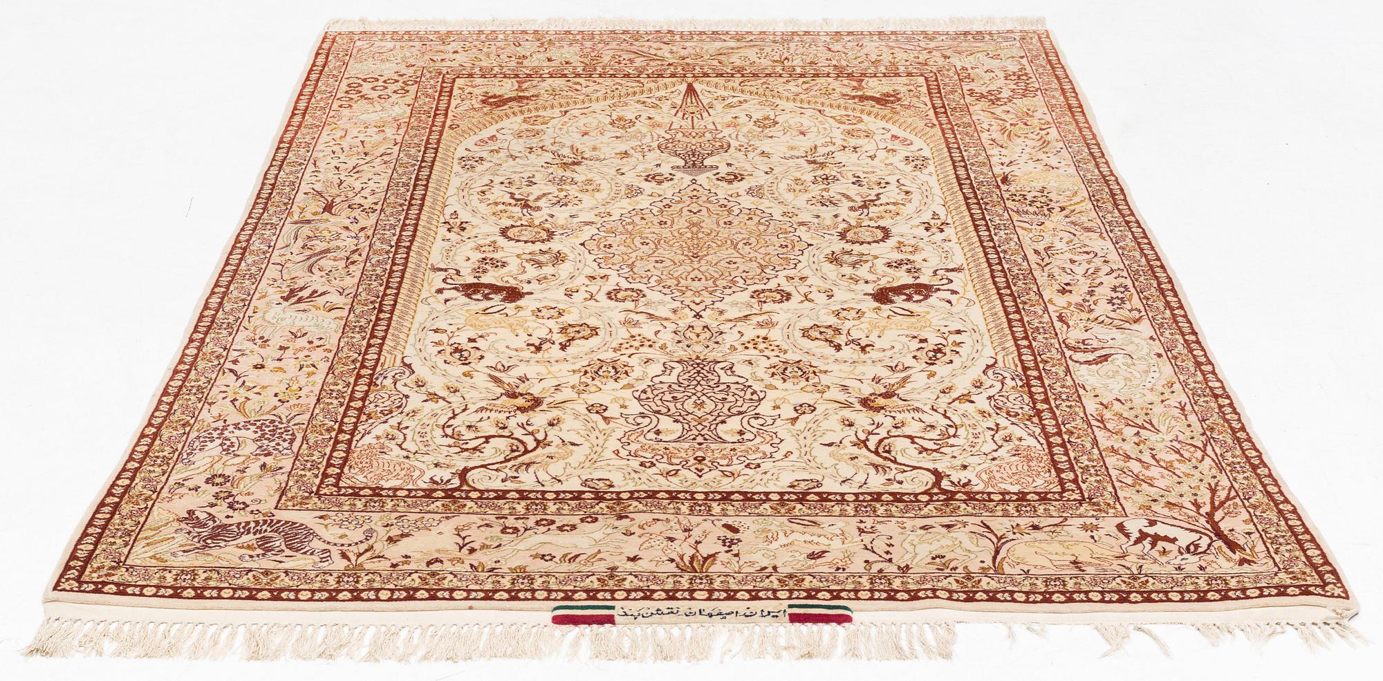 Matta, old Isfahan, part silk signerad, ca 233 x 147 cm (samt en kortsida med 3 cm slätväv).